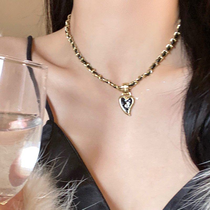 黑色爱心项链轻奢小众皮革锁骨链小香风项链女款毛衣链吊坠首饰品