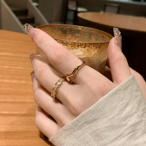 金色锆石戒指女小众设计轻奢几何素圈戒指女时尚个性食指指环开口 - 封面