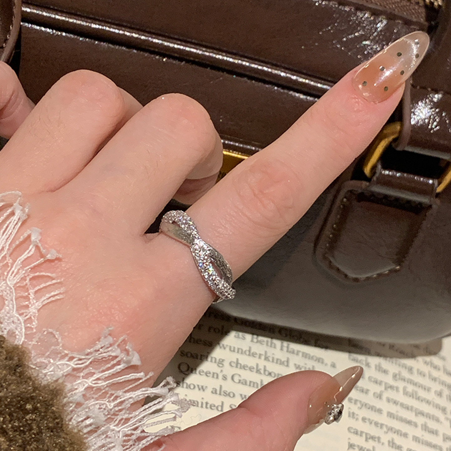 中古风爆闪拉丝环绕碎钻戒指女