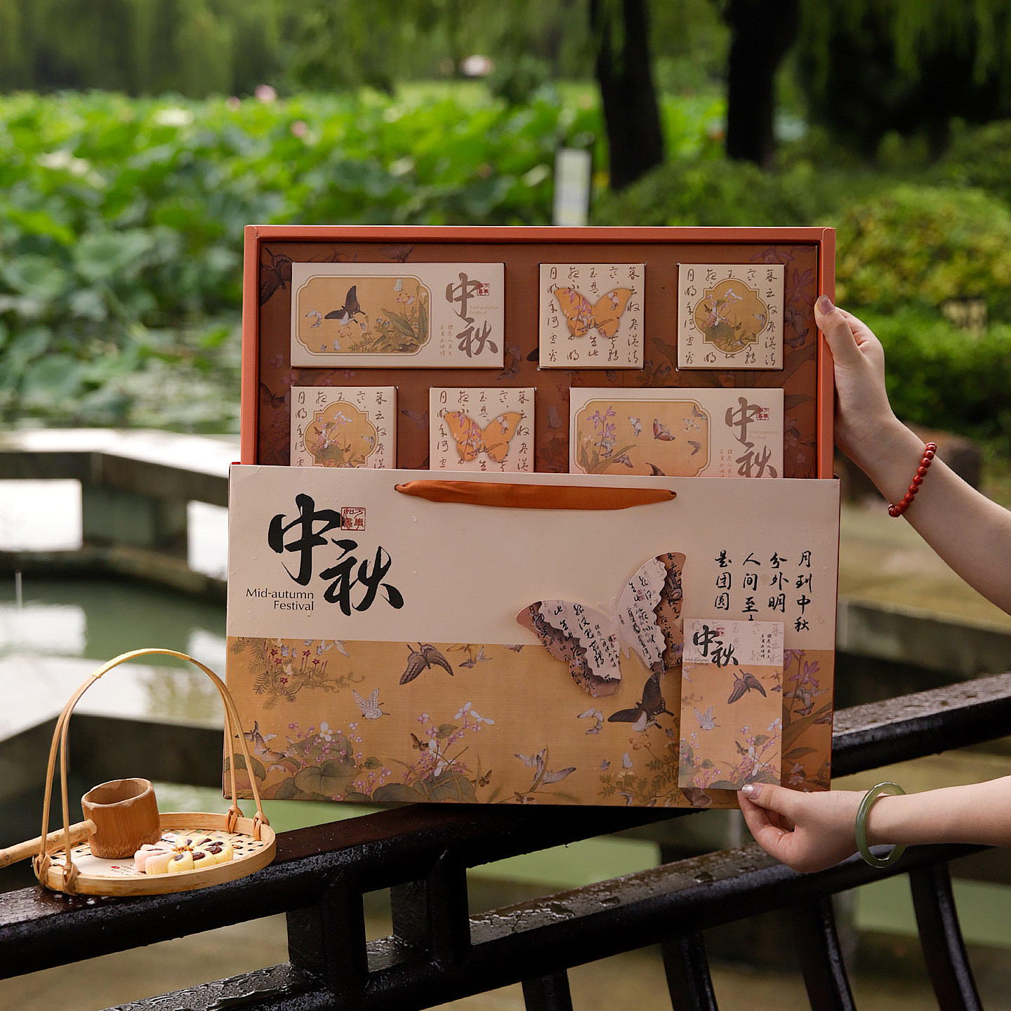 2026中秋节月饼包装盒酒店高档外包装礼盒空盒手提礼品袋定制LOGO