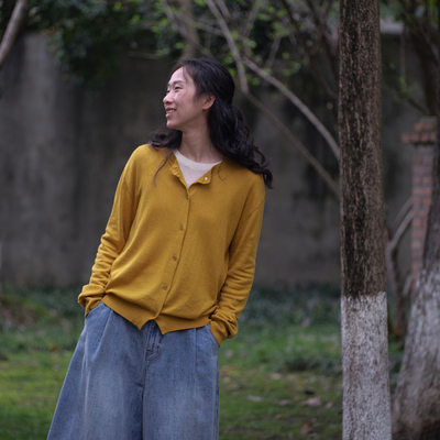 封面是花亚麻棉圆领针织开衫