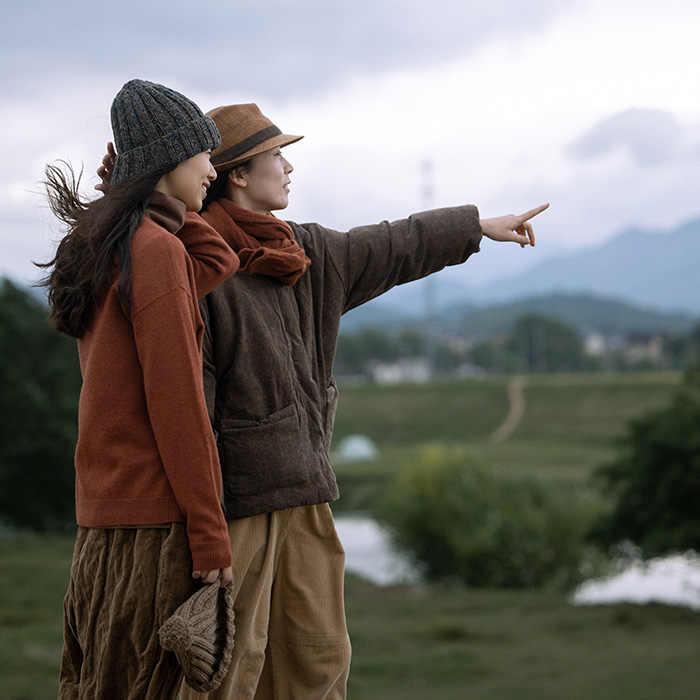 封面是花牦牛绒圆领开襟毛衫