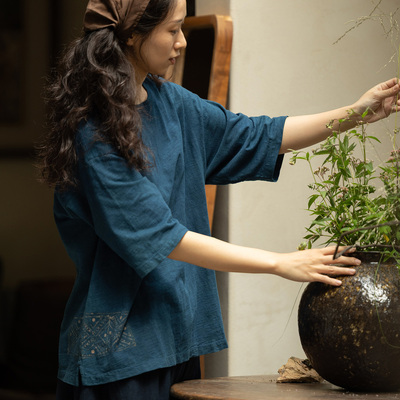封面是花纯棉植物染蜡染图纹T恤