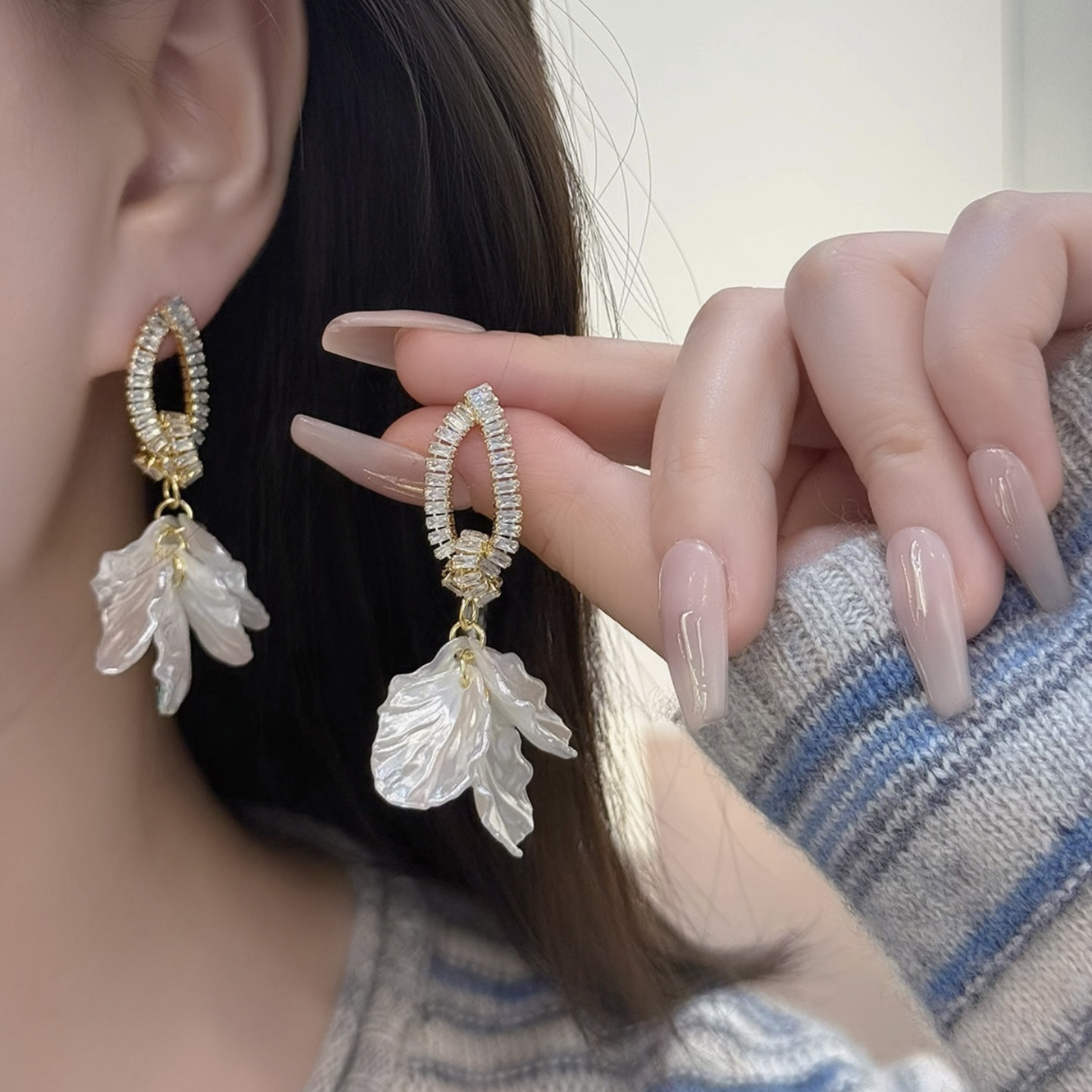 轻奢满钻贝壳花瓣耳环