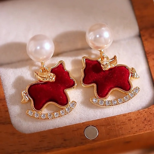 轻奢气质红色小马珍珠耳环女小众设计高级感精致耳钉本命年耳饰品