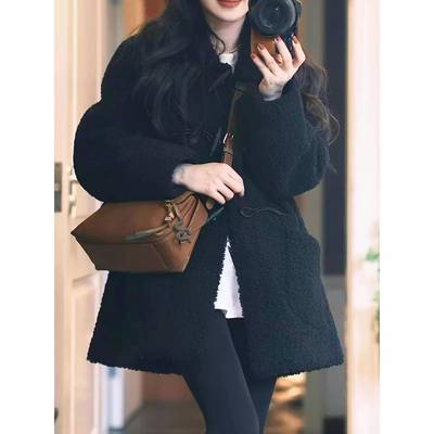 羊羔毛外套女冬2025新款牛角扣中长款黑色加厚小个子皮毛一体大衣