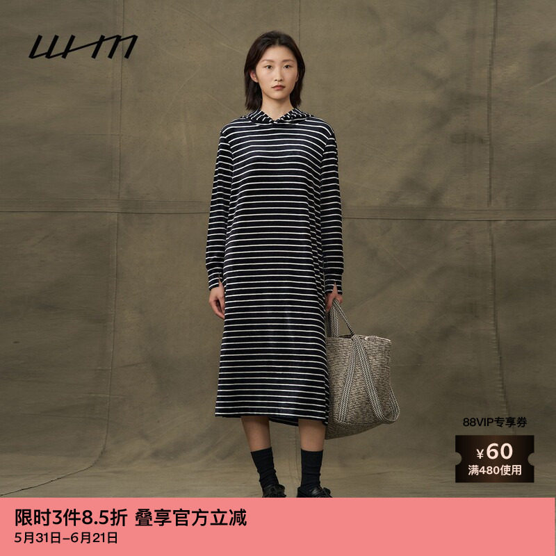 素然WHM 秋季女士光泽丝绒针织布黑色条纹带帽连衣裙