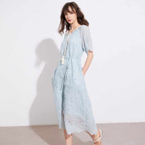 Basic House/百家好波嬉风镂空绣花V领连衣裙女 夏季显瘦长裙