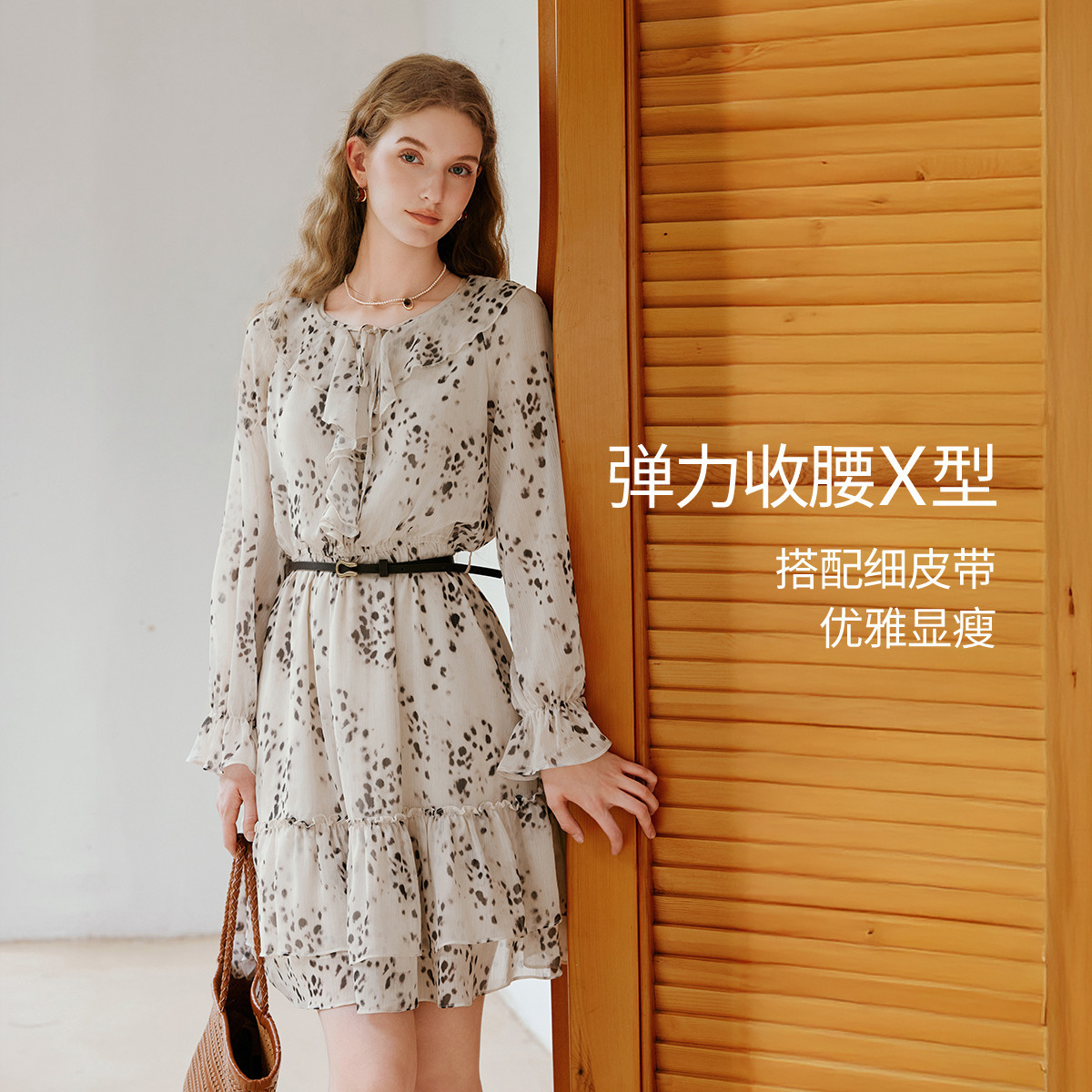 香影复古印花雪纺连衣裙女2026秋季荷叶边系带v领收腰a字短裙