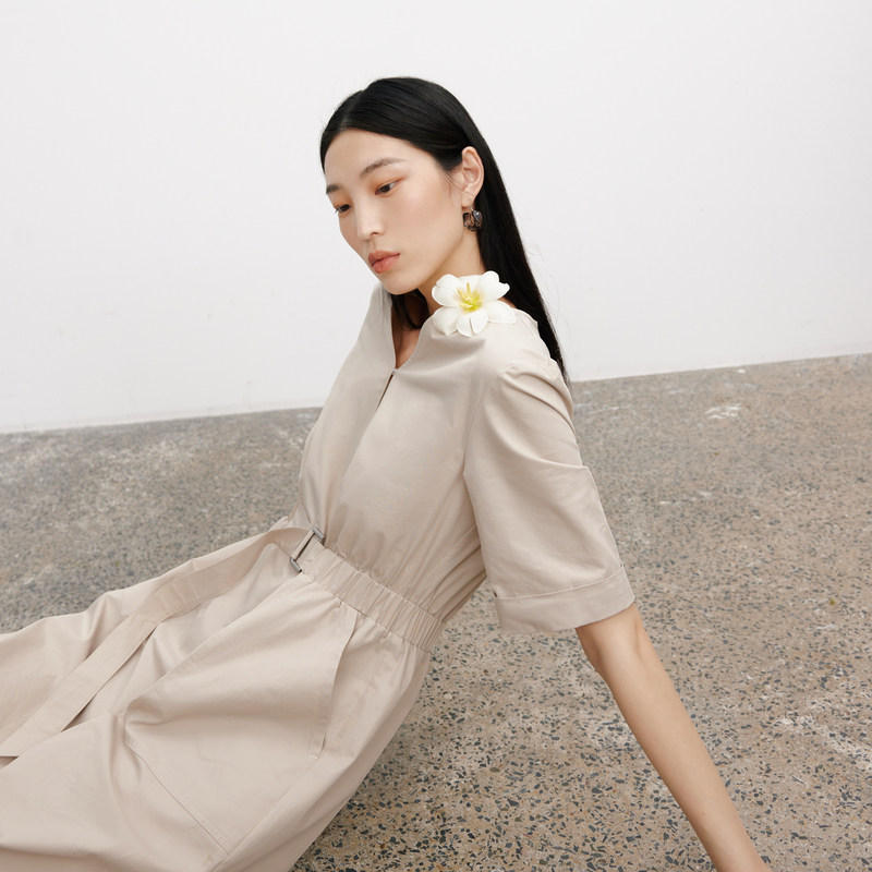 MM麦檬 浅米色v领法式收腰连衣裙女5E4190831