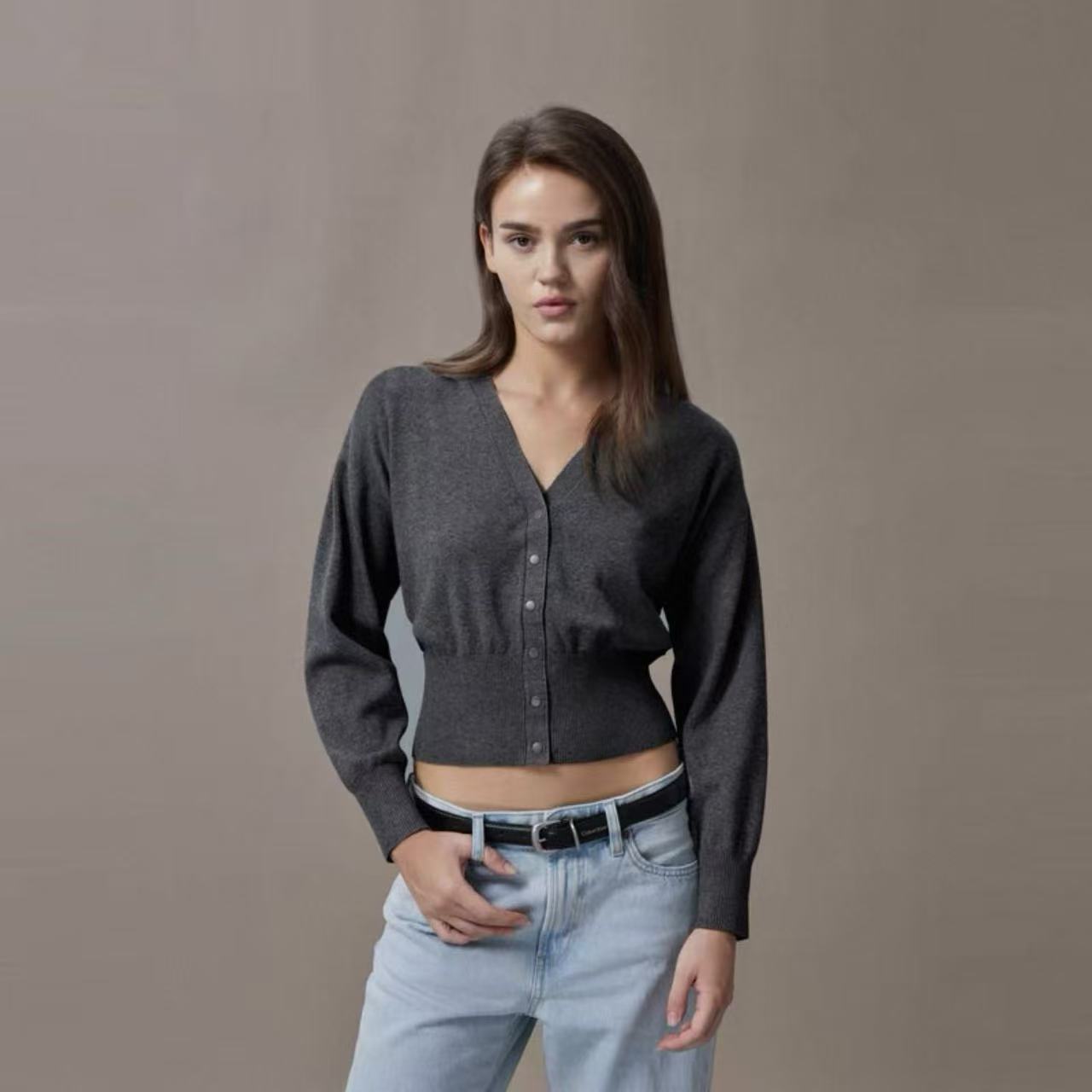 CK Jeans25秋季新女士优雅通勤休闲V领短款宽松针织开衫44D317G