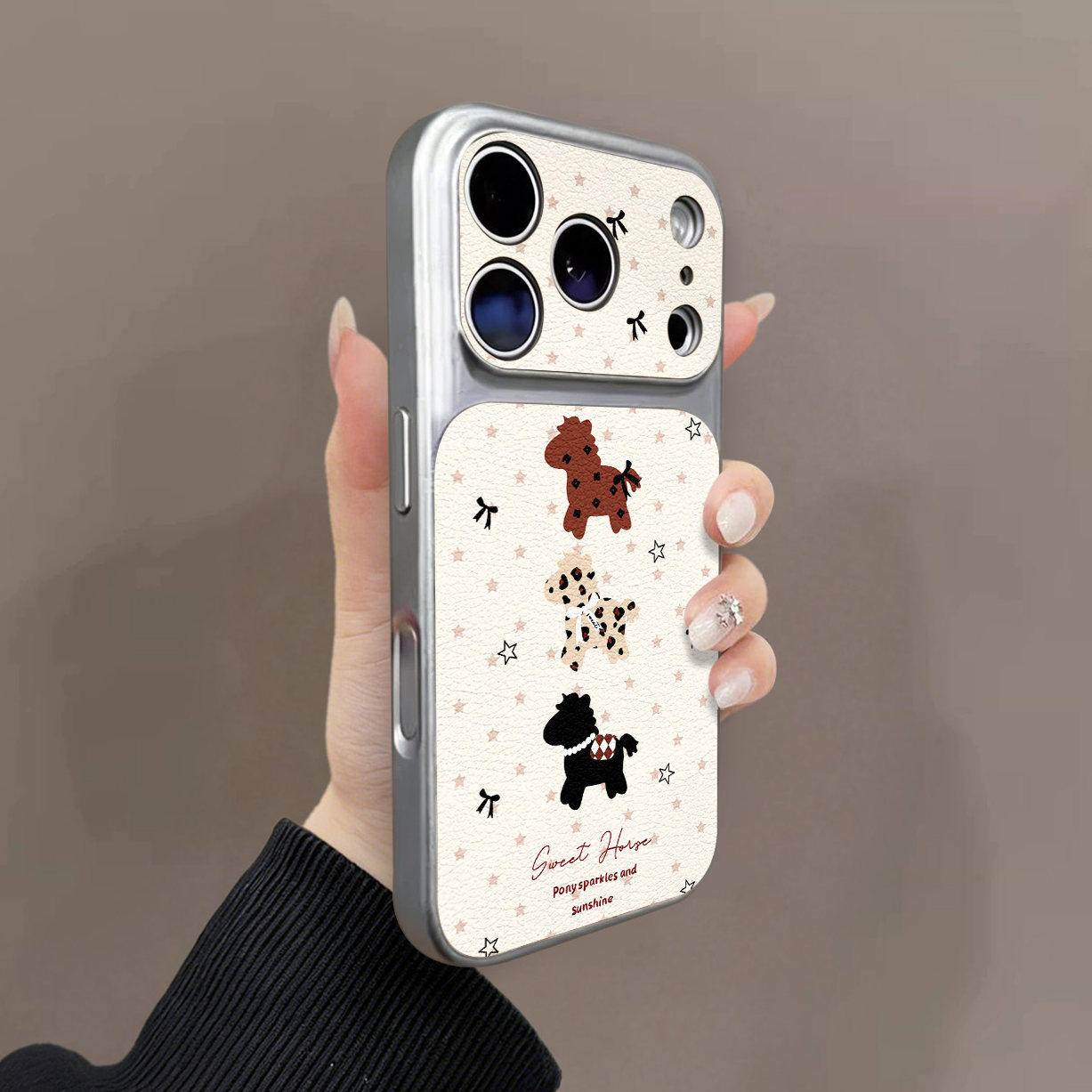 三只马适用苹果17手机壳2026新款iphone16promax可爱15pro高级感小羊皮14全包镜头防摔13超火卡通17pm女款套