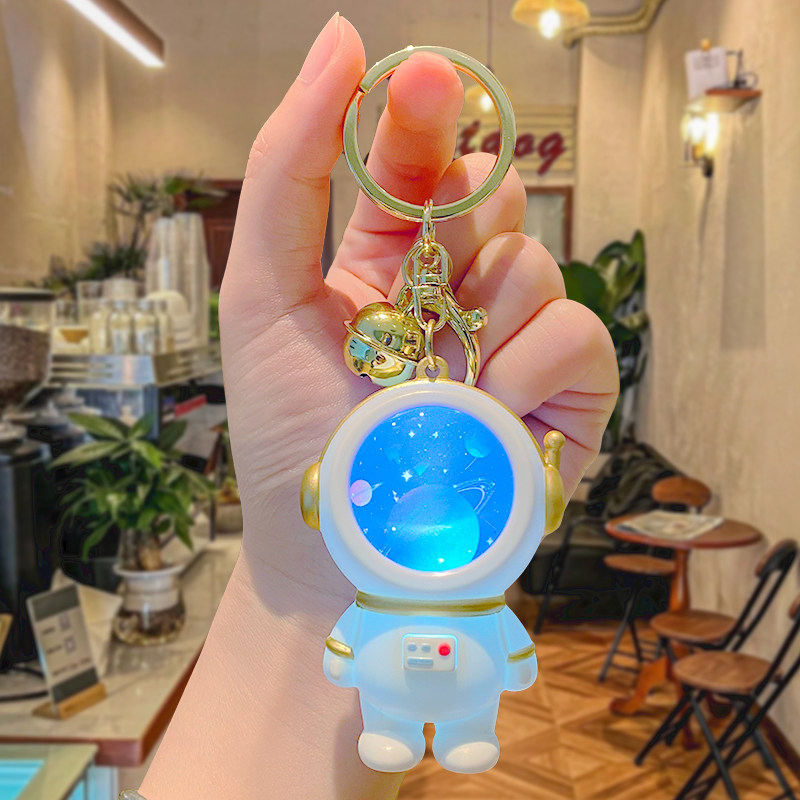 宇航员太空发光灯钥匙扣2026年新款女男生书包挂件小饰品车钥匙链