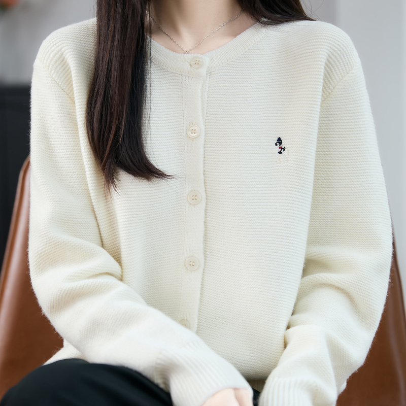 精纺羊毛针织开衫刺绣小熊女圆领