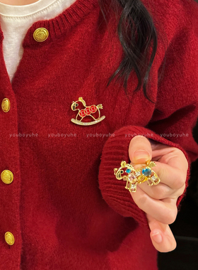 福马临门~红色钱币小马胸针女2025新款小众设计精致别针高端配饰