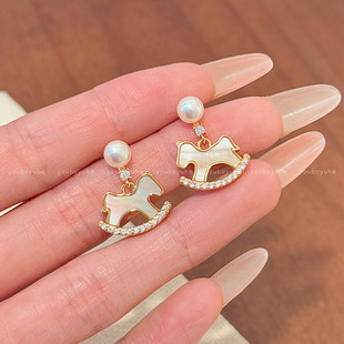 金色珍珠贝壳小马耳环女2026年新款本命年耳钉适合秋冬的银针耳饰