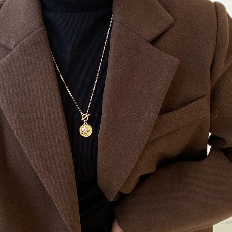 圆牌抽象人脸毛衣链简约配饰