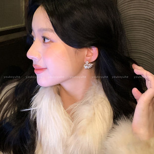 爆闪天鹅锆石耳环女2026新款高级感轻奢精致银针耳钉贵气绝美耳饰