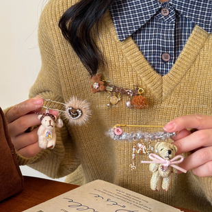 可爱毛绒小熊流苏胸针女款2026新款配大衣胸花别针精致高级感配饰