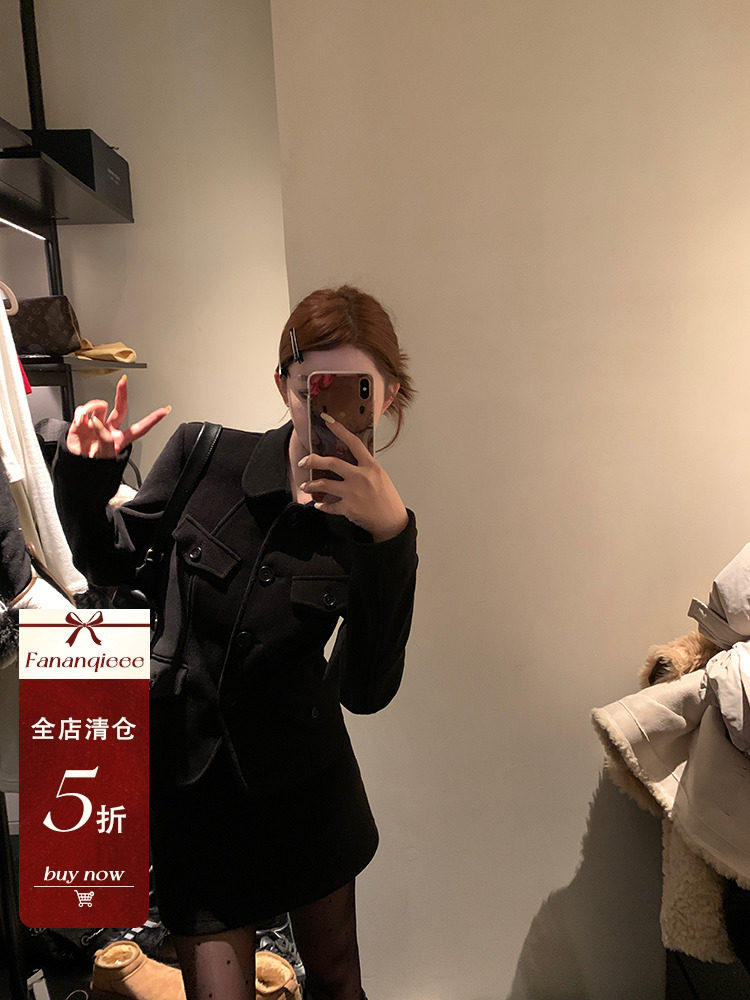 명계 딸 파난키에는 라펠과 벨벳 수트 재킷과 스커트 투피스 세트를 매치해 여성스러운 스타일을 연출했다