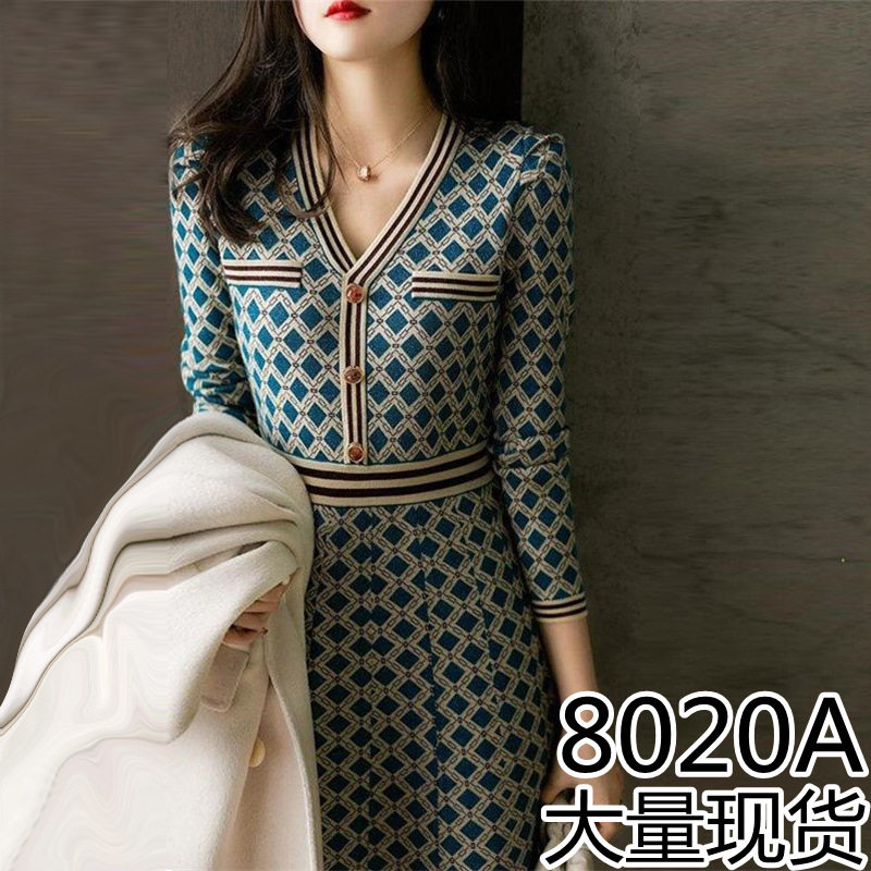 2025年初秋新款设计感小香风收腰显瘦撞色亮丝针织连衣裙经典时尚