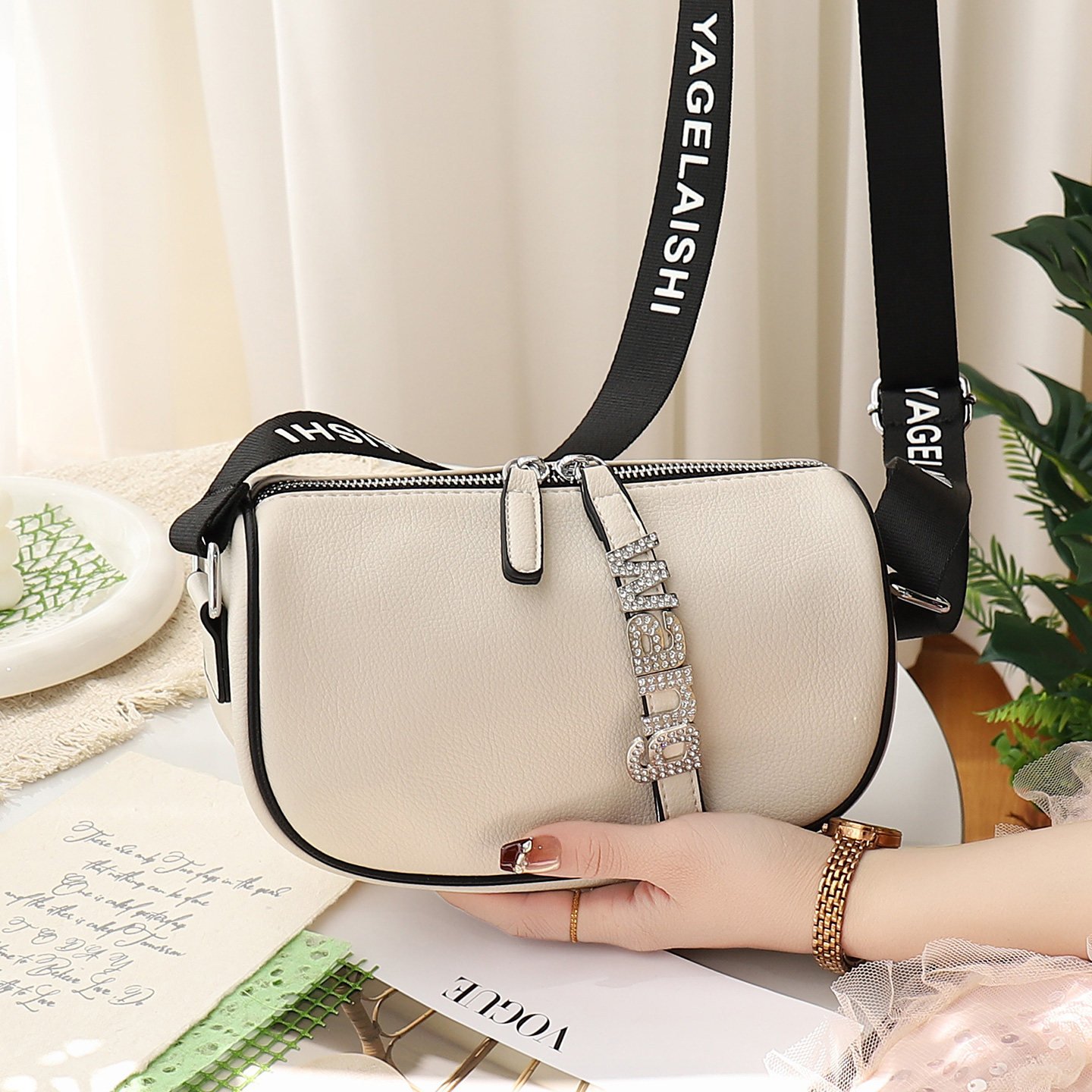斜挎包2026新款轻奢镶钻女包单肩大容量软皮轻便休闲枕头包小包包