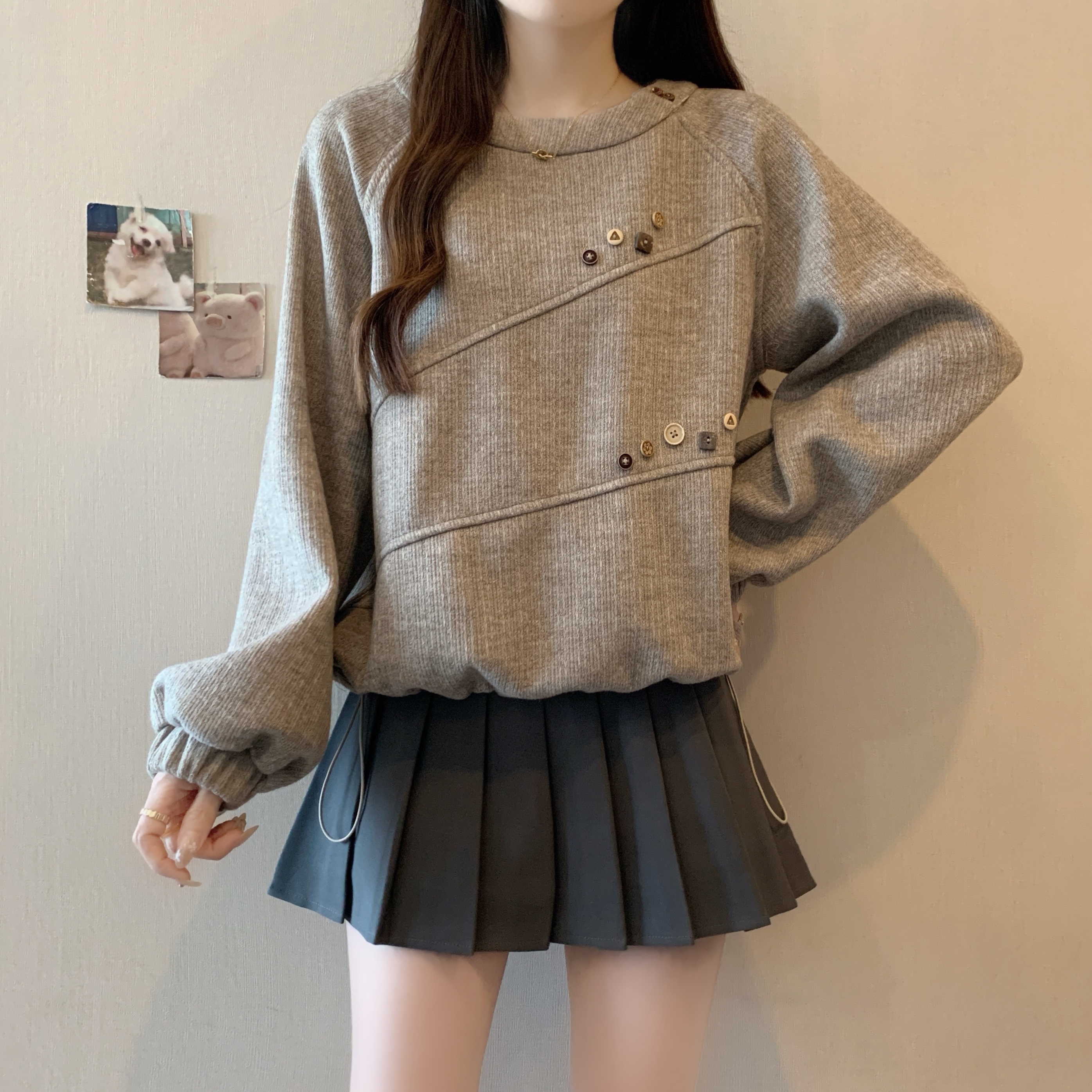 灰色慵懒设计感抽绳遮肚卫衣