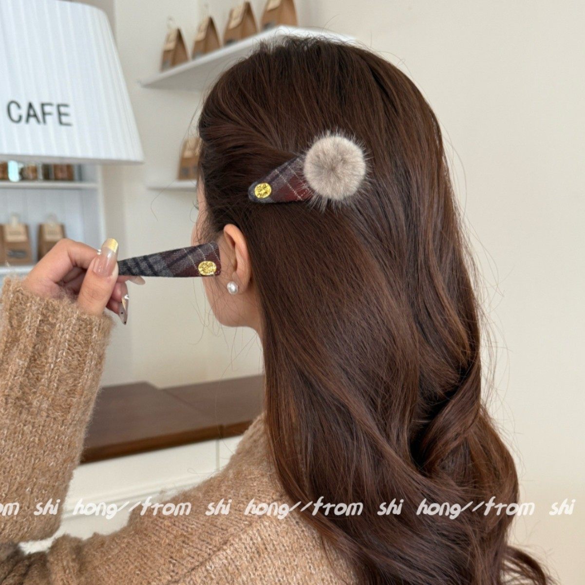 韩国格纹毛球金标发夹女2025年秋冬新款侧边夹时尚高端刘海夹bb夹