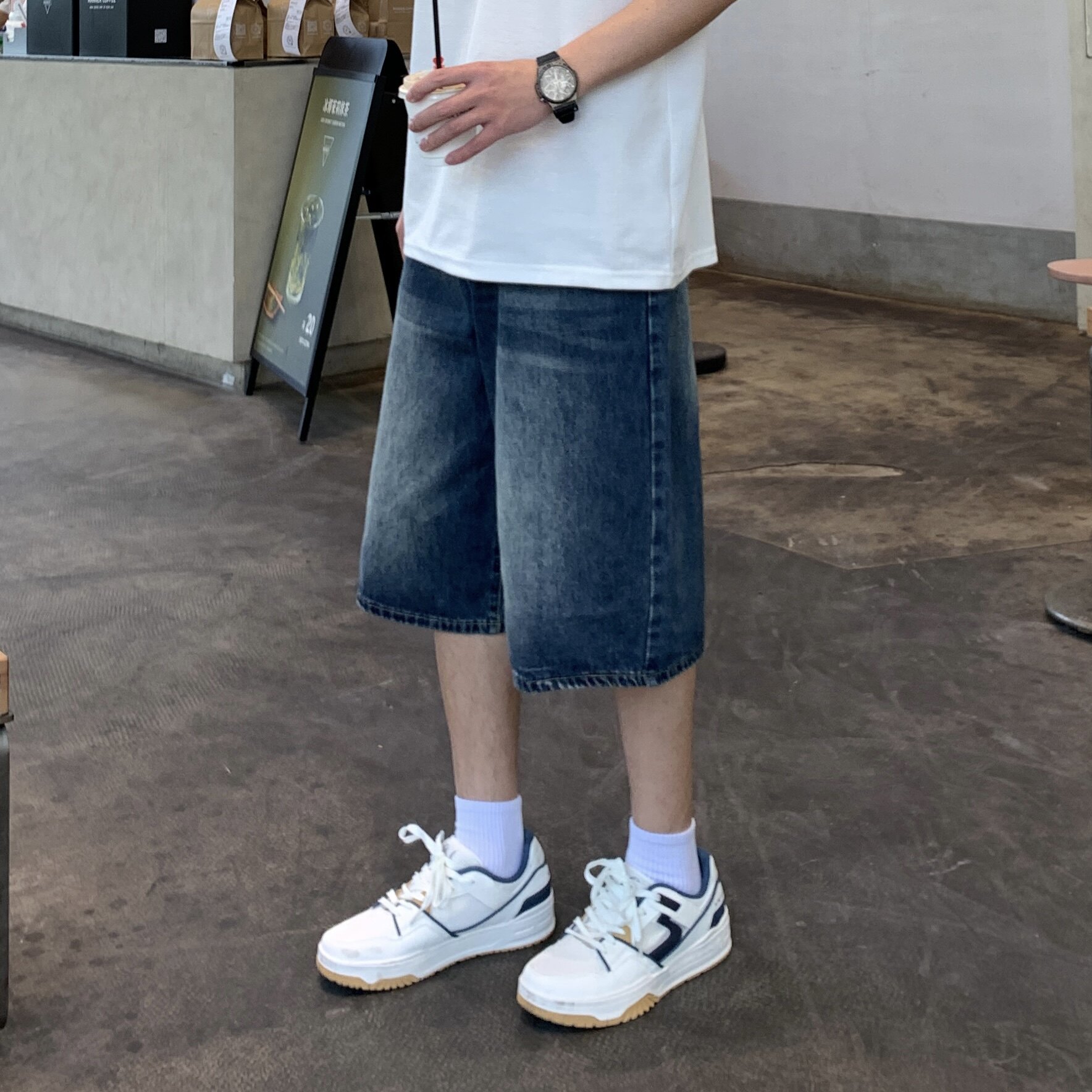 复古做旧蓝色直筒牛仔七分裤夏季图片