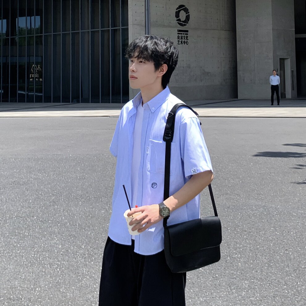 蓝色竖条纹翻领短袖衬衫男生夏季图片