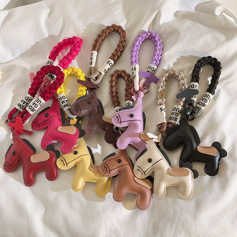 高级感皮质小马挂件编织尼龙挂绳适用于手机壳DIY手机配饰钥匙扣包包耳机套网红可爱女款挂饰防摔手绳手腕带