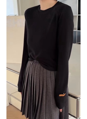 秒发诗歌兰8197简约慵懒时髦垫肩长袖圆领短款皮标T恤女2025秋冬