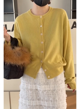 现货诗歌兰61225时尚百搭黄色圆领排扣开衫毛衣女2025冬季新款