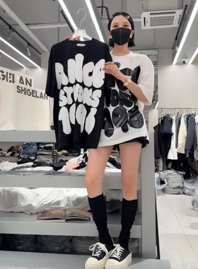 秒发诗歌兰58247时尚气质黑色涂鸦字母宽松短袖上衣26春新款女装