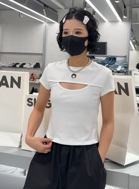 秒发诗歌兰58272时尚白色后背字母镂空月亮短袖上衣25秋季款女装