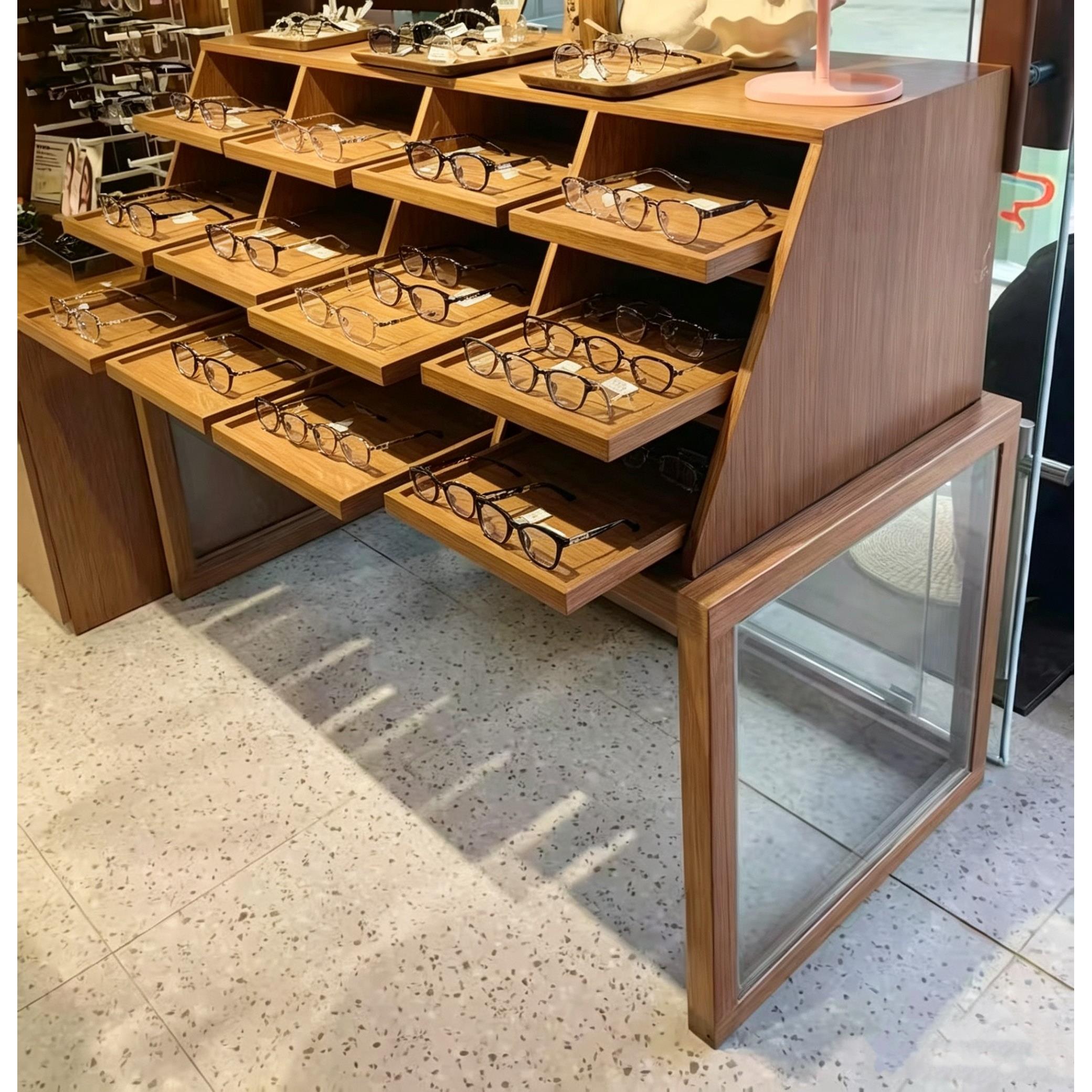 日式原木眼镜店中岛柜多层斜梯式眼镜陈列桌台木质眼镜展示架定制