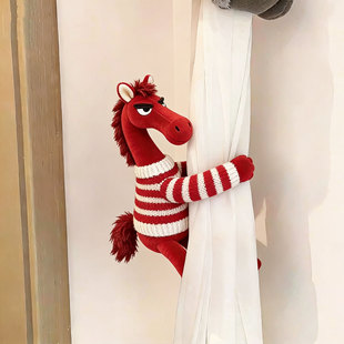 新年窗帘装饰绑带马年吉祥物红色马彪彪玩偶迎新氛围布置年味装饰