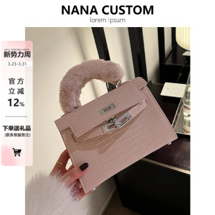 粉色鳄鱼纹二代小方包女高级感毛毛手提包2026春夏迷你单肩斜挎包