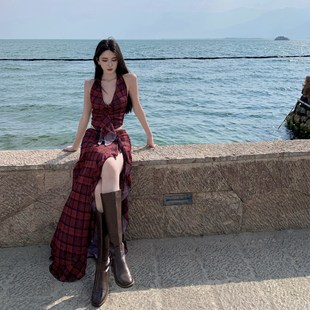 复古红色格子蝴蝶贴花荷叶边挂脖上衣 女 高腰开衩半身裙度假套装