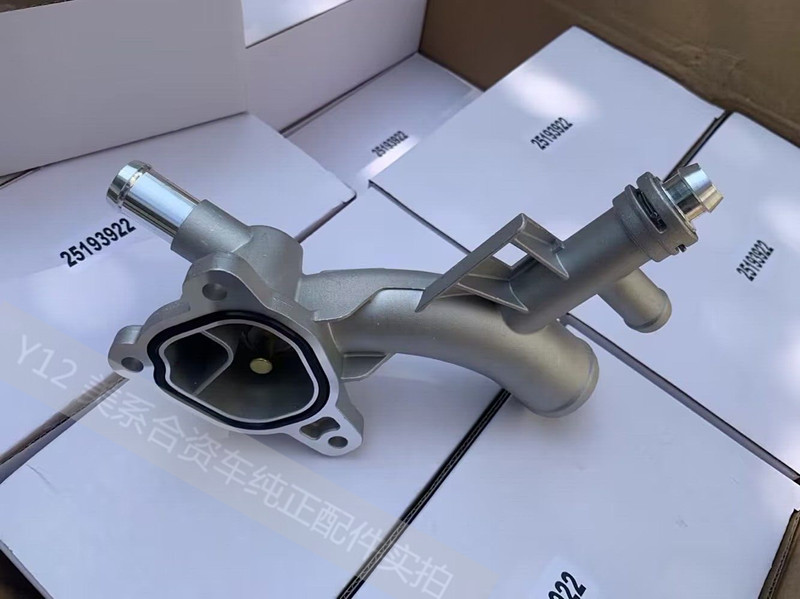别克13昂科拉节温器座水管出水口 昂克拉副水壶出水管三通管总成