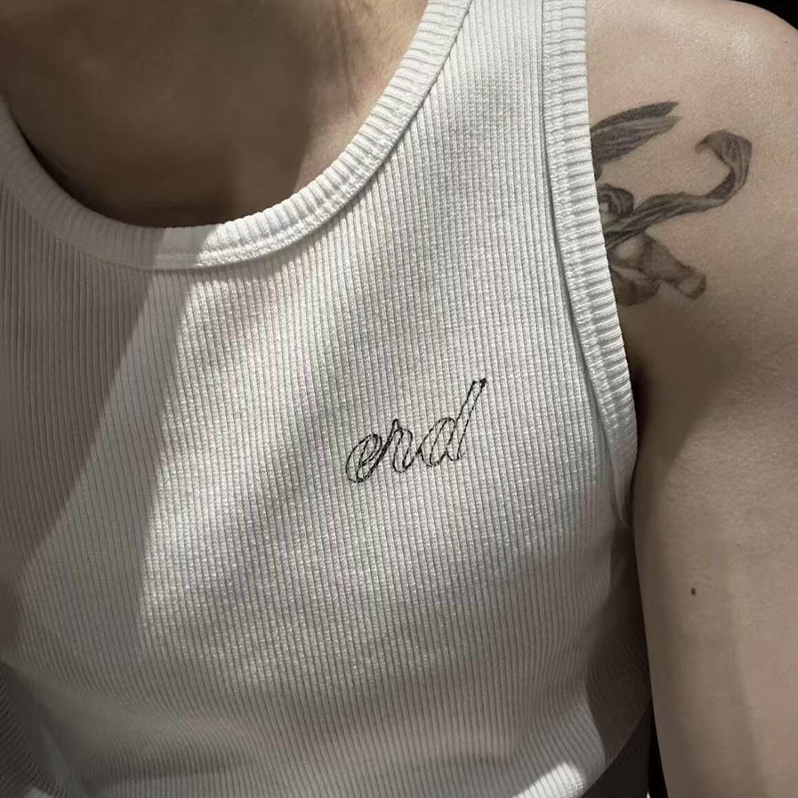 ERD自主忧郁富二代花体字标语印花乳白色螺纹弹力坎肩背心打底衫