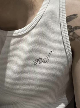 ERD自主忧郁富二代花体字标语印花乳白色螺纹弹力坎肩背心打底衫