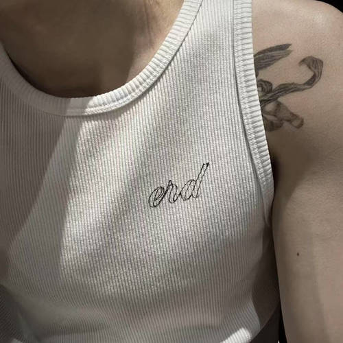 ERD自主忧郁富二代花体字标语印花乳白色螺纹弹力坎肩背心打底衫