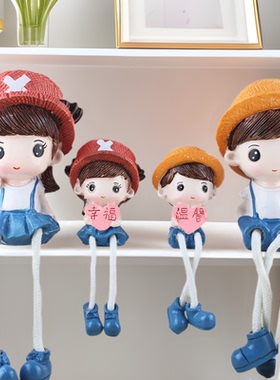 创意客厅卧室家居工艺品装饰摆件温馨手工四口树脂吊脚吊腿娃娃