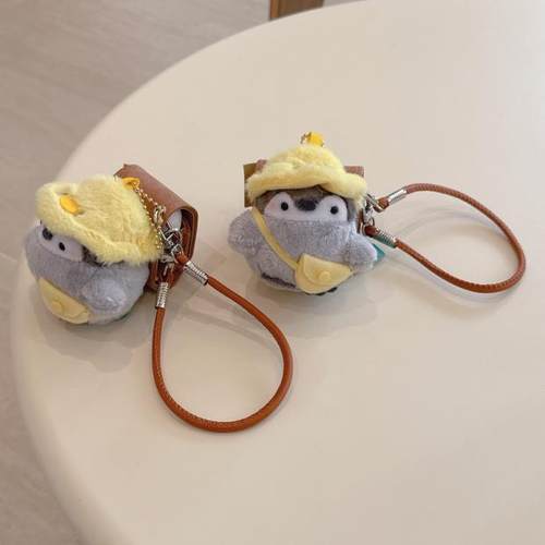 翻盖皮质耳机套背包企鹅毛绒公仔可爱苹果AirPods4新款适用用AirPods1/2代蓝牙耳机壳pro2保护套挂件四代防摔