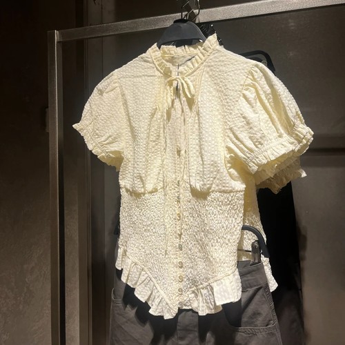 辣妹风荷叶边V领系带泡泡袖衬衫