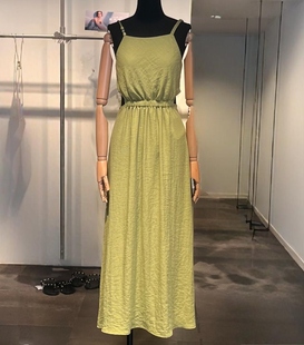 VM NY NB UR2025秋牛油果色休闲度假风解构镂空露腰吊带连衣长裙