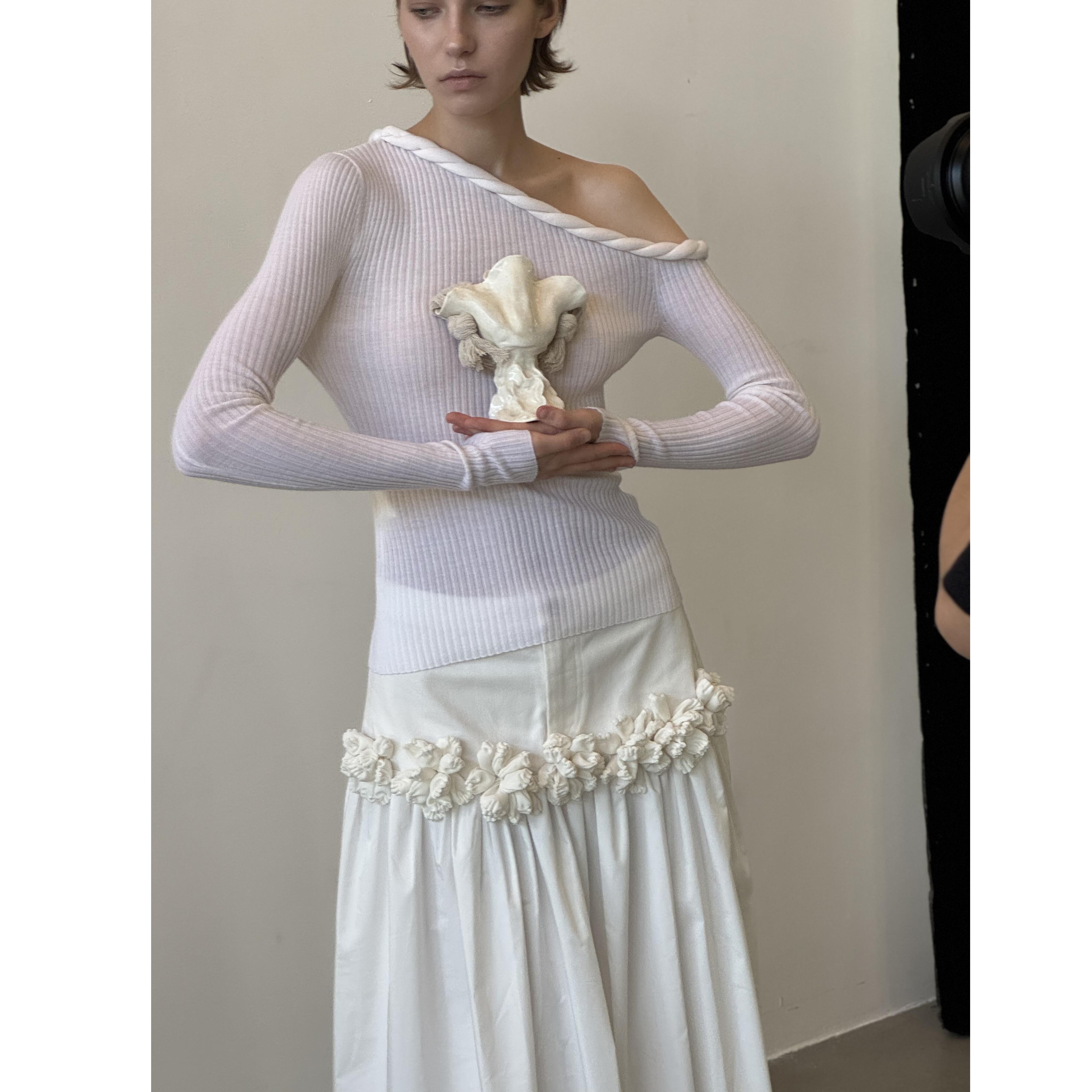 NONETONE 25AW秋冬新品 白色手工花朵装饰牛仔拼接百褶伞裙长裙