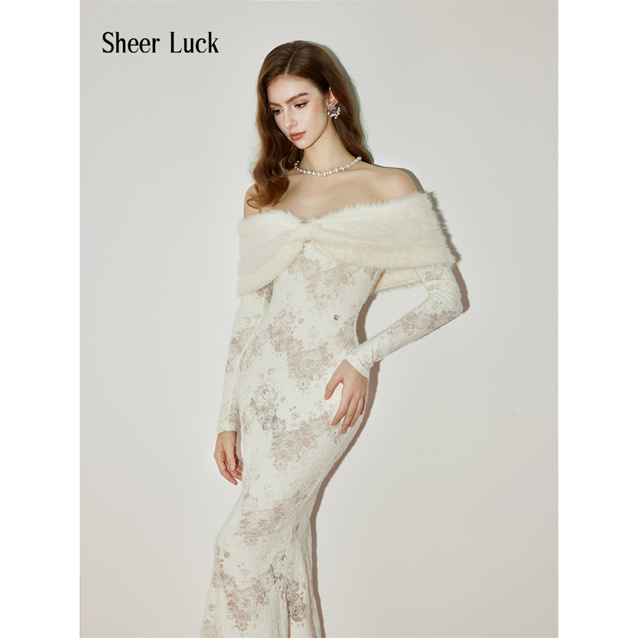 【折】Sheer Luck Cynthia 一字肩毛领长袖修身蕾丝连衣裙精致