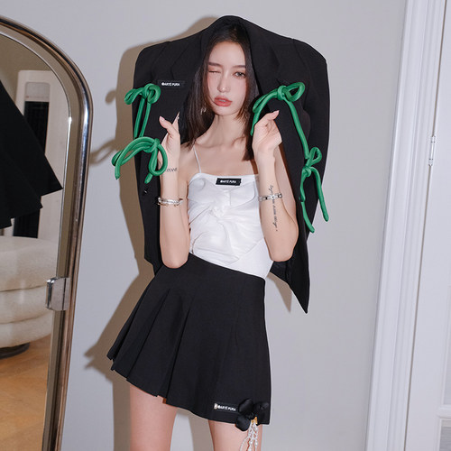 抽褶吊带叠褶花朵珠链短裤